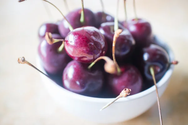 Close up fresh sweet cherry in a bowl — Stock Photo, Image