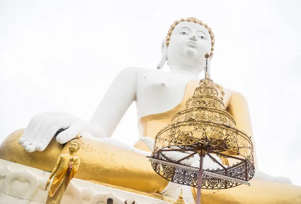 Hermosa imagen buddha al aire libre en el templo chiang mai —  Fotos de Stock