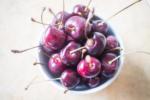 Top view of fresh sweet cherry in a bowl — Stock Photo, Image
