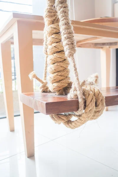 Asiento oscilante colgante vintage en la cafetería — Foto de Stock