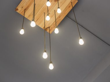 Tavanda asılı güzel vintage ışık