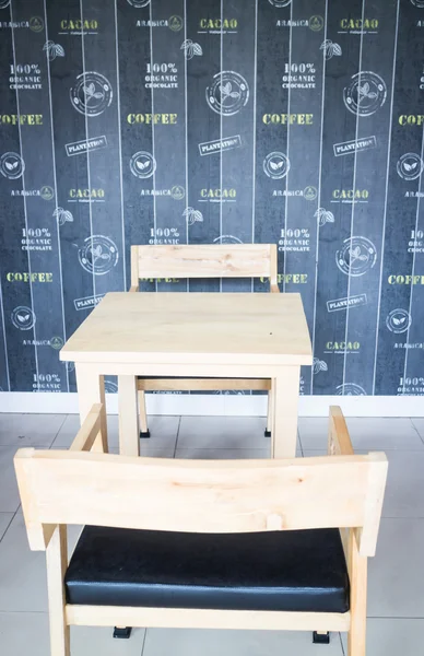 木製のテーブルと椅子のカフェで — ストック写真