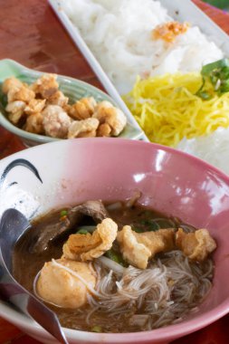 Bitki içerikli Tayland usulü erişte, stok fotoğrafı.