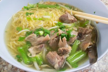 Bitki içerikli Tayland usulü erişte, stok fotoğrafı.