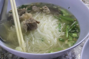 Bitki içerikli Tayland usulü erişte, stok fotoğrafı.