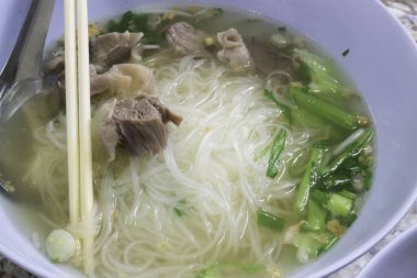 Bitki içerikli Tayland usulü erişte, stok fotoğrafı.