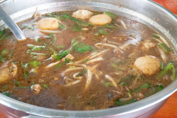 Bitki içerikli Tayland usulü erişte, stok fotoğrafı.