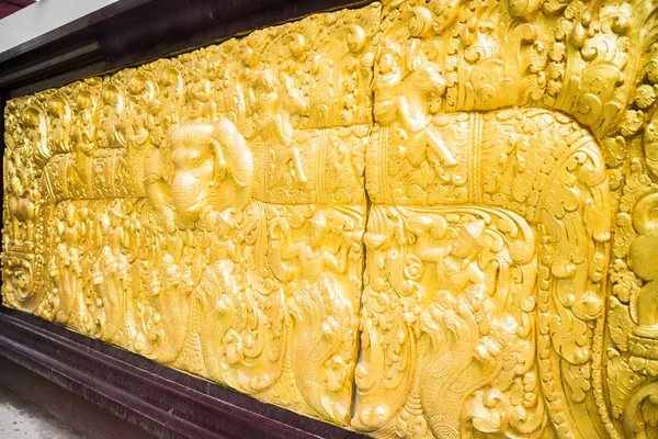 チェンマイ、タイの寺院の壁に施された彫刻します。 — ストック写真