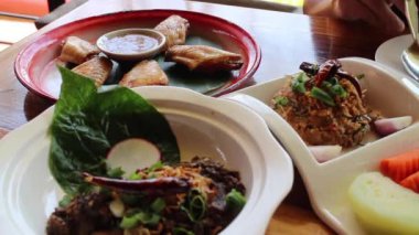 Bol soslu kızarmış tavuk kanadı, stok görüntüleri.