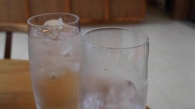 Soğuk içme suyu bardakları, stok görüntüleri.