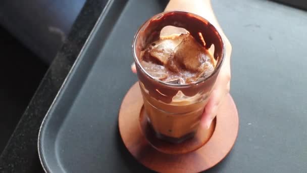 Podáváme Ledové Mléčné Kávové Sklo Stock Záběry — Stock video
