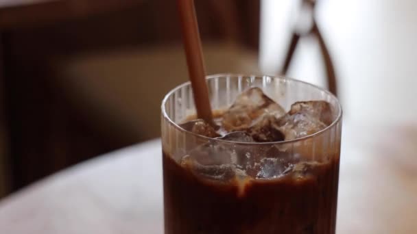 Σερβίρισμα Παγωμένο Ποτήρι Καφέ Γάλα Πλάνα Αρχείου — Αρχείο Βίντεο