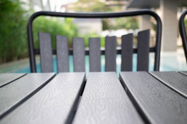 Boş masa üstü ve tropik tatil köyündeki bulanık yüzme havuzu, stok fotoğrafı.