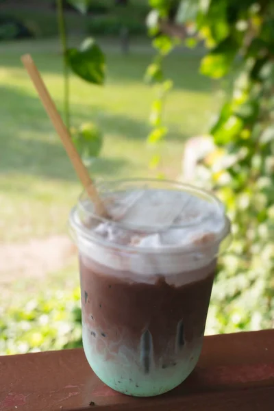 地元のコーヒーショップでのアイスコーヒードリンク ストックフォト — ストック写真