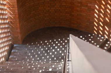 Işık görmek için tuğla duvar yalağı, stok fotoğrafı