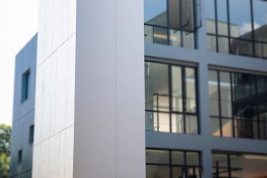 Sanayi binası güneşli bir günde, stok fotoğrafı