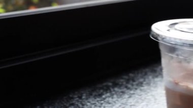 Çatı katı tarzı kahve dükkanında kahve serinletici içecek, stok görüntüleri.