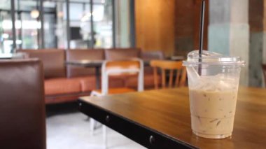 Çatı katı tarzı kahve dükkanında kahve serinletici içecek, stok görüntüleri.