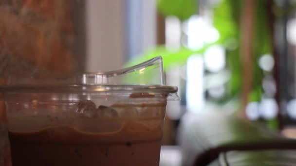 Çatı Katı Tarzı Kahve Dükkanında Kahve Serinletici Içecek Stok Görüntüleri — Stok video