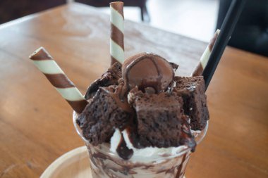 Lezzetli çikolatalı brownie frappe içeceği, stok fotoğrafı.