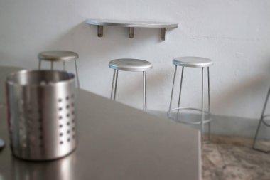 Hint kahvecisinin en az grunge stili dekorasyonu, stok fotoğrafı.