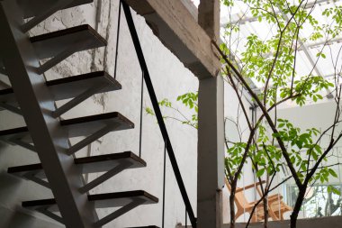 Hint kahvecisinin en az grunge stili dekorasyonu, stok fotoğrafı.