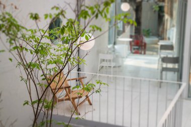 Hint kahvecisinin en az grunge stili dekorasyonu, stok fotoğrafı.