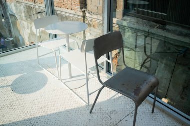 Hint kahvecisinin en az grunge stili dekorasyonu, stok fotoğrafı.