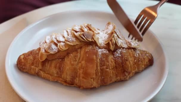 Delicioso Croissant Amêndoa Artesanal Fresco Imagens Estoque — Vídeo de Stock