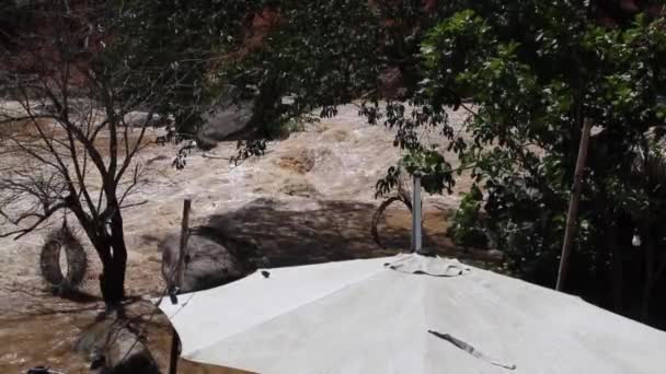 Flussfluten Fließen Nach Heftigen Regenfällen Thailand Die Berghänge Des Bergwaldes — Stockvideo