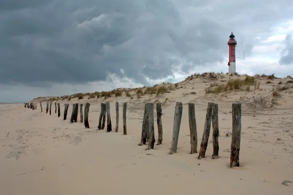 Dünenzaun mit Leuchtturm — Stockfoto