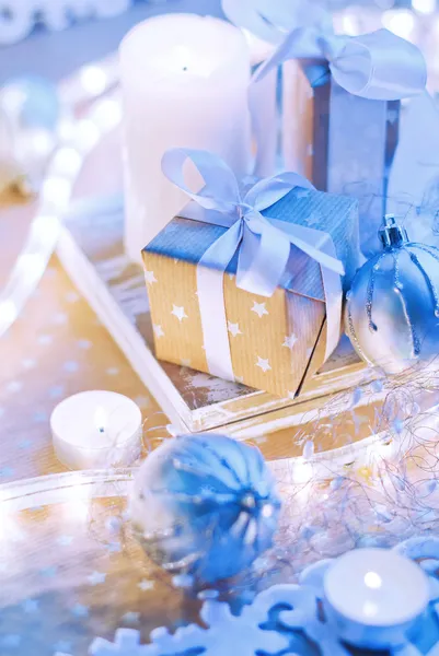 Caja de Navidad Regalo en la mesa con luz azul oro — Foto de Stock