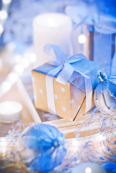 Caja de Navidad Regalo en la mesa con luz azul oro —  Fotos de Stock