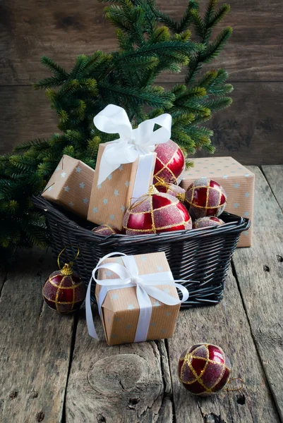 Leuchtende Weihnachtskarte mit roten Kugeln und Schachteln — Stockfoto