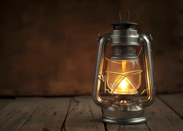 Lampe à huile la nuit sur une surface en bois — Photo