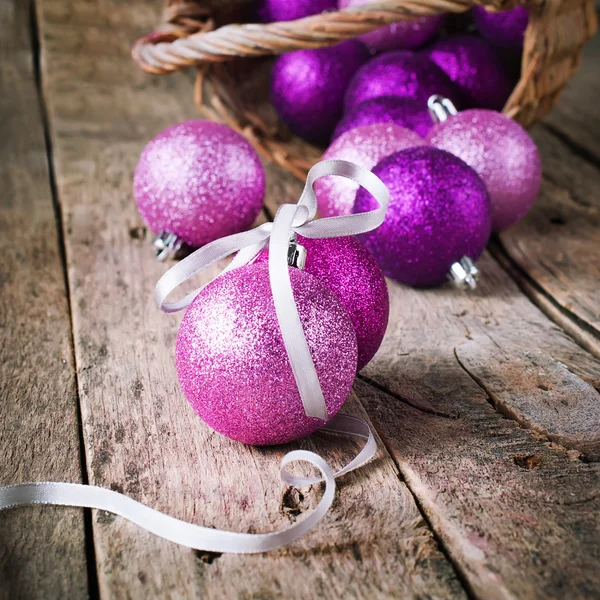 Samenstelling met briljante Kerstmis bal — Stockfoto