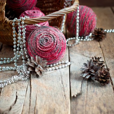Noel kartı ile pembe doğal topları, çam kozalakları ve boncuk