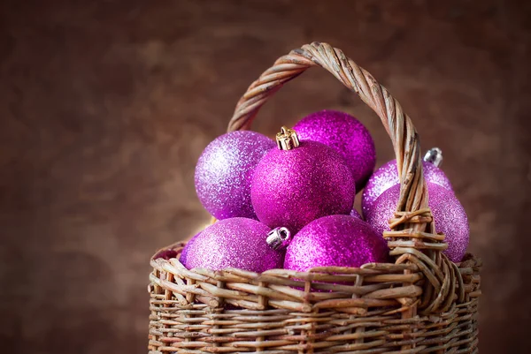 Leuchtend rosa Weihnachtskugeln im Korb — Stockfoto