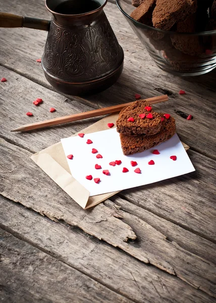 kalp şeklinde mektup ve çikolata çerezler ile kart