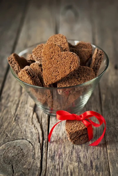 Bolinhos de chocolate na forma de coração em fundo de madeira — Fotografia de Stock