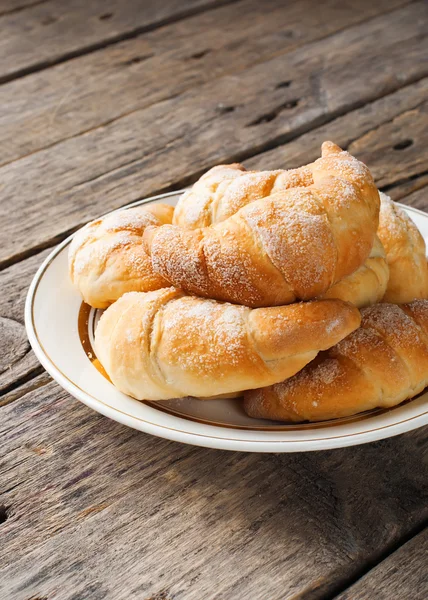 Croissanter med socker på plattan — Stockfoto