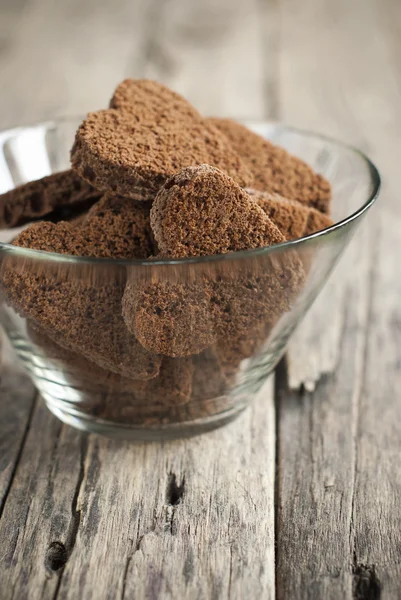 Biscotti al cioccolato a forma di cuore in un piatto di vetro — Foto Stock