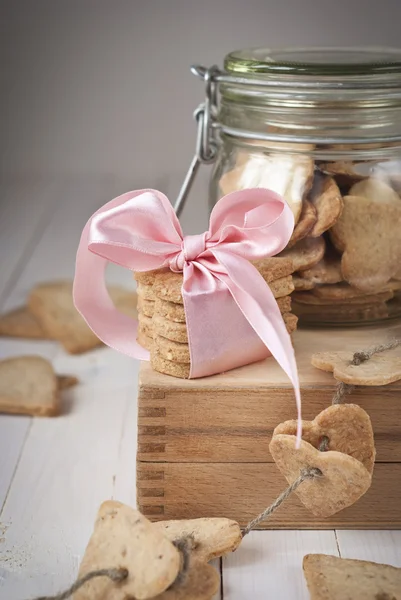 Cookies in de vorm van hart op houten kisten — Stockfoto