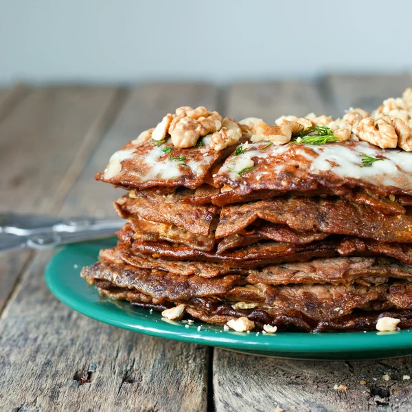 Pannkaka paj från levern med valnötter skära — Stockfoto