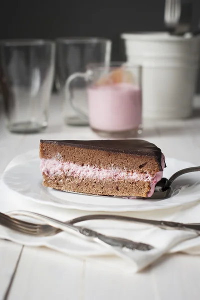 Schokoladenkuchen auf einem weißen Teller — Stockfoto