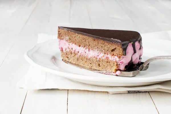 Stück Schokoladenkuchen mit Joghurtcreme von Himbeere auf Woo — Stockfoto