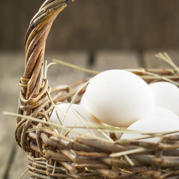 Čerstvá slepičí vejce v wattled košíku — Stock fotografie