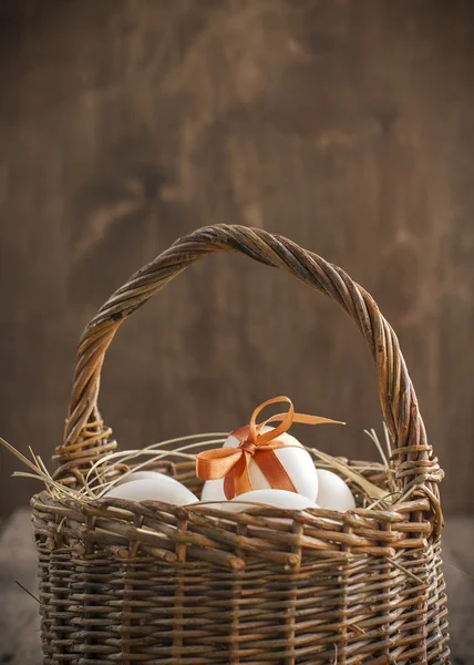 Huevos de Pascua en la cesta encadenada —  Fotos de Stock