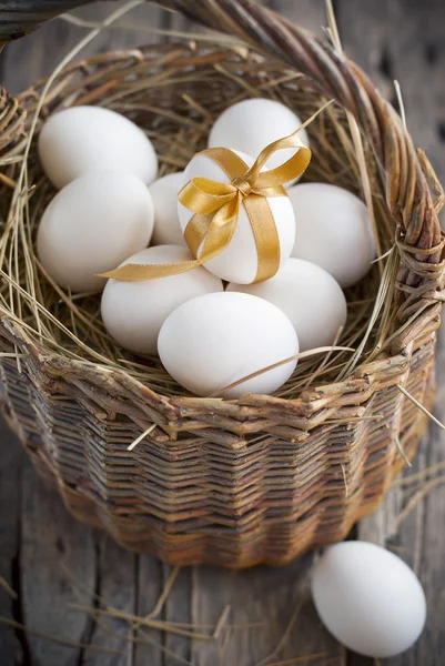 Telur Paskah di Wattled Basket — Stok Foto