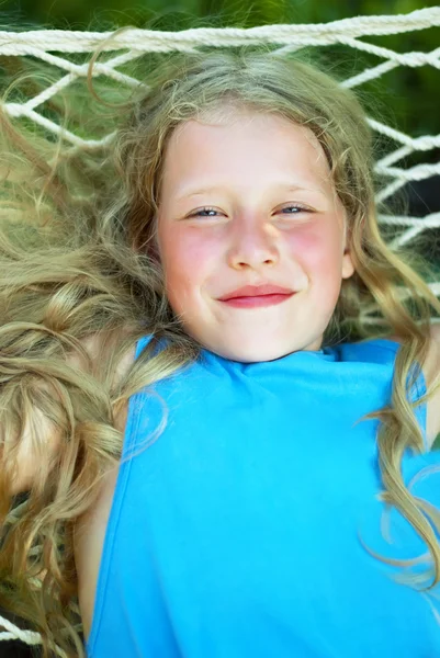 Retrato de menina sorridente com um cabelo encaracolado Lon Fair — Fotografia de Stock